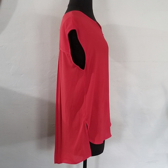 My Michelle | Pleat-back V-Neck Hi-Low Top - Picture 4 of 8